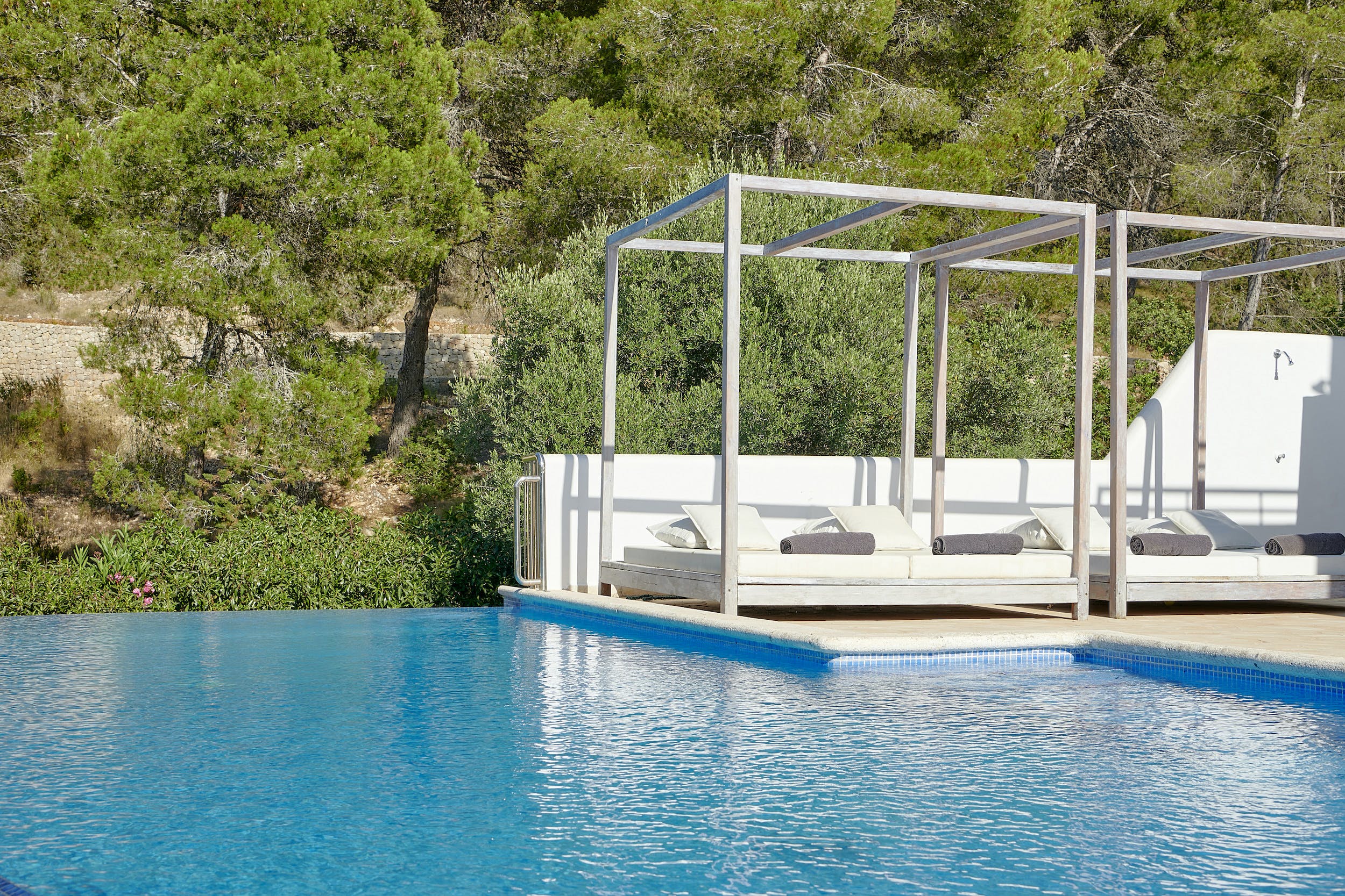 Resa Estates Ibiza for sale te koop Casa Rui Tourist license sta Eularia pool daybeds.jpg